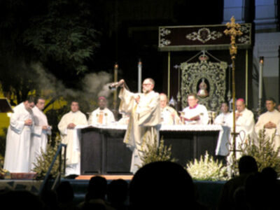 Eucaristía presidida, por el arzobispo y el obispo auxiliar de Sevilla en la Plaza del Triunfo de la capital Hispalense