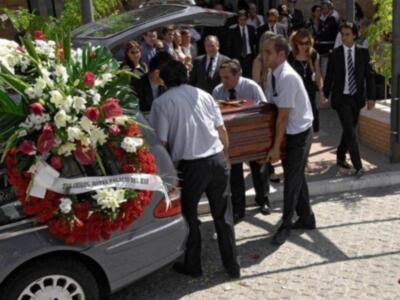 Litri, Carolina Herrera, Curro Romero, Carmen Tello acompañan a Julio Aparicio en el entierro de su madre la bailaora Maleni Loreto en Sevilla