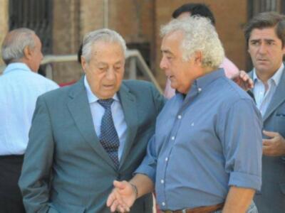 Litri, Carolina Herrera, Curro Romero, Carmen Tello acompañan a Julio Aparicio en el entierro de su madre la bailaora Maleni Loreto en Sevilla