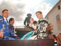 Tres hombres vestidos con trajes de torero en un evento tradicional, posiblemente una corrida de toros.