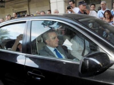 Ortega Cano reaparecio para declarar ante el juez  sereno, vestido de chaqueta y corbata , convaleciente y en silla de ruedas junto a su hijo Jose Fernando  