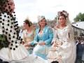 Las mujeres están vestidas con trajes tradicionales españoles, posiblemente en una celebración cultural o festiva.