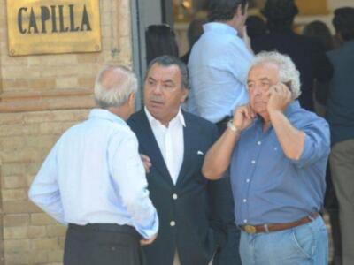 Litri, Carolina Herrera, Curro Romero, Carmen Tello acompañan a Julio Aparicio en el entierro de su madre la bailaora Maleni Loreto en Sevilla