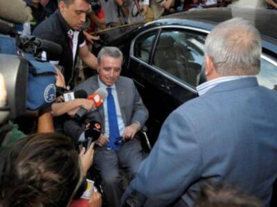 Ortega Cano reaparecio para declarar ante el juez sereno, vestido de chaqueta y corbata , convaleciente y en silla de ruedas junto a su hijo Jose Fernando