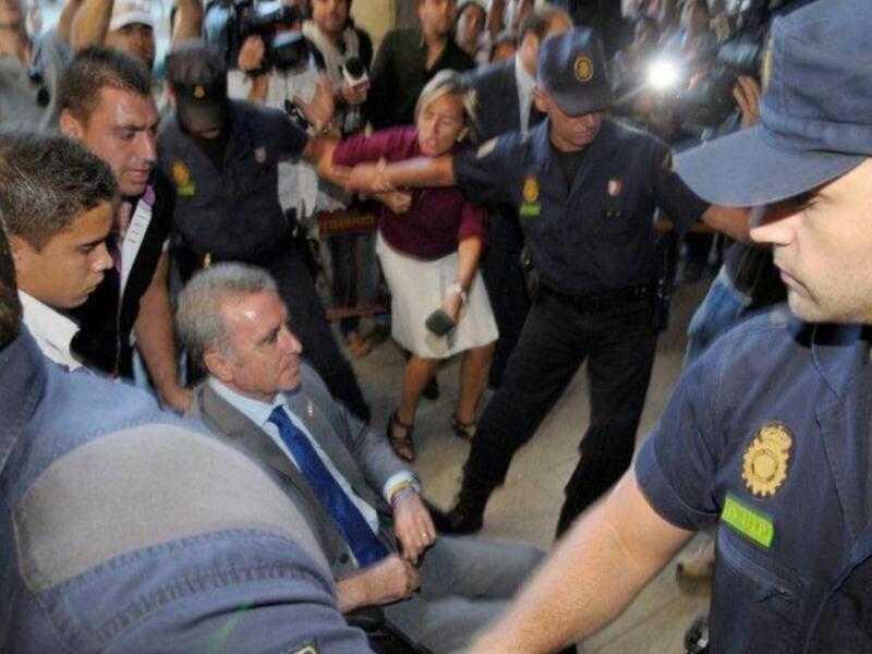 Ortega Cano reaparecio para declarar ante el juez  sereno, vestido de chaqueta y corbata , convaleciente y en silla de ruedas junto a su hijo Jose Fernando  