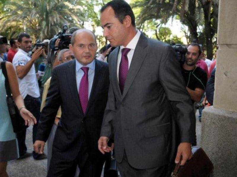 Ortega Cano reaparecio para declarar ante el juez sereno, vestido de chaqueta y corbata , convaleciente y en silla de ruedas junto a su hijo Jose Fernando