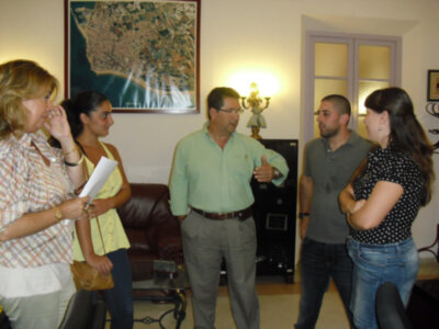 El alcalde recibe a dos alumnos en prácticas del colegio Virgen de Regla(Chipiona)