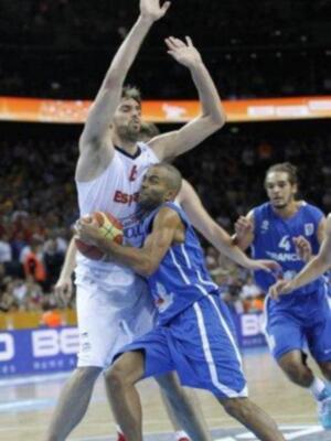 El príncipe Felipe felicita a la selección española de baloncesto en el vestuario tras quedar campeones de Europa por segunda vez consecutiva