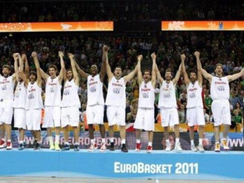 El príncipe Felipe felicita a la selección española de baloncesto en el vestuario tras quedar campeones de Europa por segunda vez consecutiva
