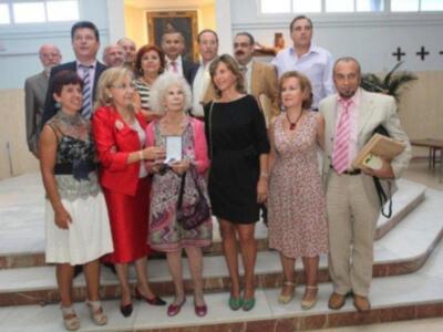 La Duquesa de Alba adelanta su llegada a Sevilla para recoger la medalla de bronce a nuevo futuro