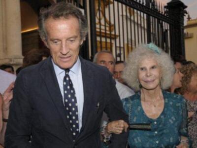 La Duquesa de Alba por primera vez en Sevilla con Alfonso Diez tras dar la noticia de su boda