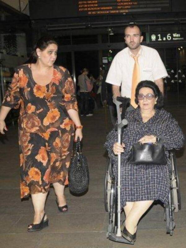 Monserrat obligada a usar silla de ruedas por una caída