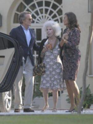 El emotivo reencuentro de los duques de Alba y su madrina Carmen Tello tras la boda