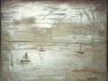 Un lienzo con un paisaje marino en blanco y negro, donde tres pequeñas embarcaciones están navegando sobre el agua. La pintura muestra un estilo abstracto con líneas y formas suaves, creando una sensación de movimiento en el agua. En la esquina inferior derecha se encuentra un签名为"Jocón 98".