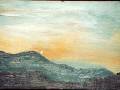 Paisaje pintado con colores suaves de amarillo, azul y blanco en el cielo. Una luna se asoma sobre montañas de colores tierra y azul.