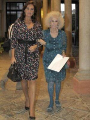 La duquesa de Alba asiste a su primera acto público tras su boda acompañada de Carmen Tello