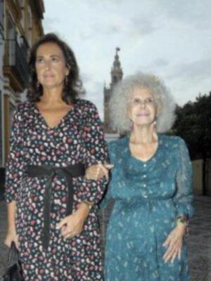 La duquesa de Alba asiste a su primera acto público tras su boda acompañada de Carmen Tello