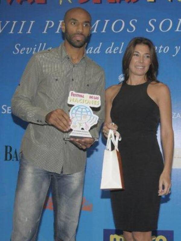 La duquesa de Alba asiste a su primera acto público tras su boda acompañada de Carmen Tello