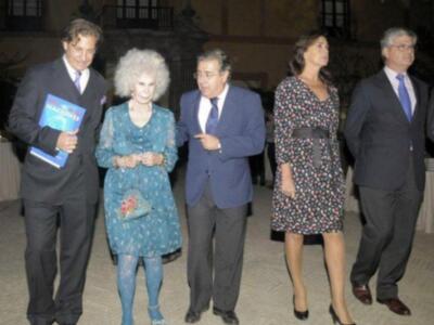 La duquesa de Alba asiste a su primera acto público tras su boda acompañada de Carmen Tello