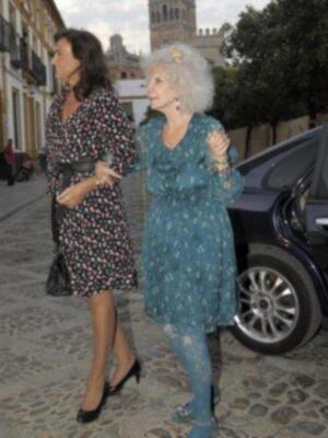 La duquesa de Alba asiste a su primera acto público tras su boda acompañada de Carmen Tello