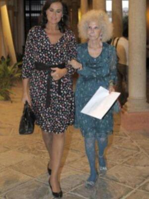 La duquesa de Alba asiste a su primera acto público tras su boda acompañada de Carmen Tello