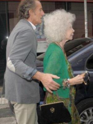 La duquesa de Alba sufre una caída en su palacio y tiene que  guardar reposo por una fisura en la pelvis y suspende la luna de miel a Tailandia