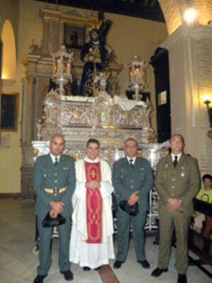 La Hermandad de Jesús Nazareno homenajeo a la guardia civil de Alcalá del Río