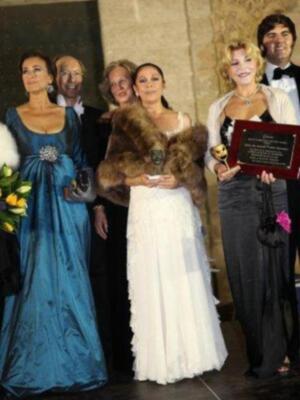 Fiesta de gala y mascaras en los Reales Alcázares de Sevilla  