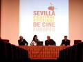 Conferencia en el Festival de Cine Europeo de Sevilla, con panelistas sentados en una mesa frente a una pantalla con el logo del festival.