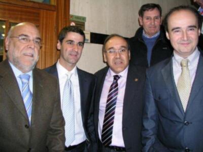 Jesulín de Ubrique, improvisado y risueño fotógrafo, homenajeado en Coria (Cáceres) por los mayorales y trabajadores del campo bravo