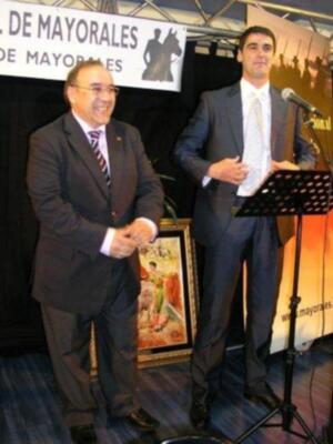 Jesulín de Ubrique, improvisado y risueño fotógrafo, homenajeado en Coria (Cáceres) por los mayorales y trabajadores del campo bravo