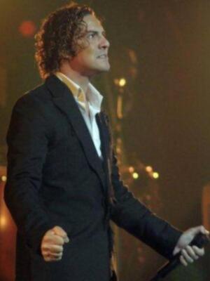 David Bisbal se refugia en el trabajo y en buenas amigas tras su enfrentamiento con Elena Tablada