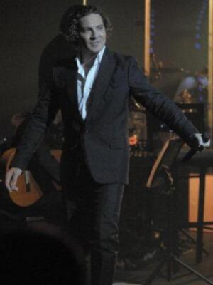 David Bisbal se refugia en el trabajo y en buenas amigas tras su enfrentamiento con Elena Tablada