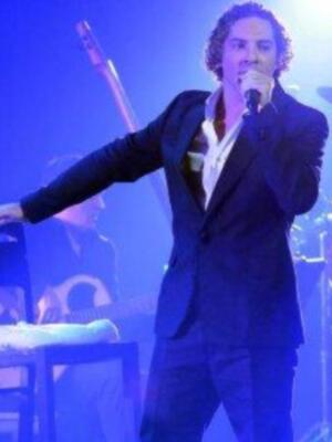 David Bisbal se refugia en el trabajo y en buenas amigas tras su enfrentamiento con Elena Tablada