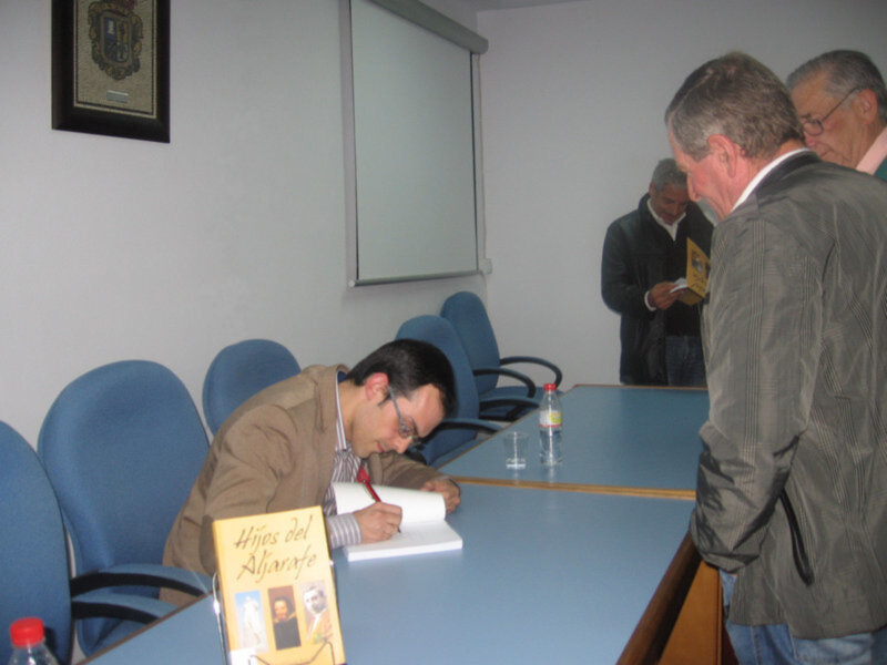 Lleno absoluto en la presentación del libro Hijos del Aljarafe en Salteras 