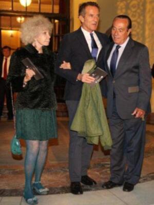 Los Duques de alba en el teatro para ver a Ana Belén