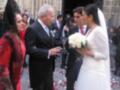 Una boda en una iglesia con novia y padrino, rodeados de invitados.