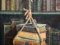 Una caja de madera con libros apilados está colgada de un nudo en una cuerda, sobre una estantería llena de libros.