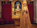 Retrato de una figura vestida con un manto dorado, posando frente a un altar con una imagen de la Virgen de la Inmaculada Concepción.