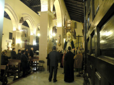  Procesión claustral de la virgen de la Esperanza de la Hermandad de Jesús Nazareno de Alcalá del Río.