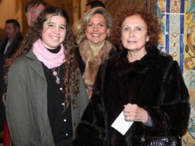 La duquesa de Alba presenta por fin sus memorias con su marido y tres de sus hijos