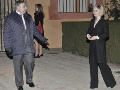 La duquesa de Alba presenta por fin sus memorias con su marido y tres de sus hijos