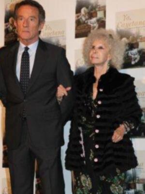 La duquesa de Alba presenta por fin sus memorias con su marido y tres de sus hijos