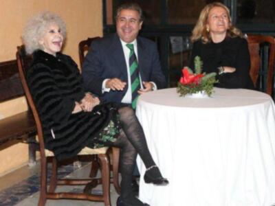 La duquesa de Alba presenta por fin sus memorias con su marido y tres de sus hijos