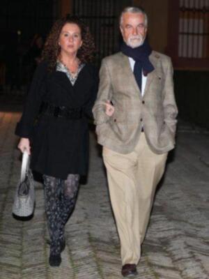 La duquesa de Alba presenta por fin sus memorias con su marido y tres de sus hijos