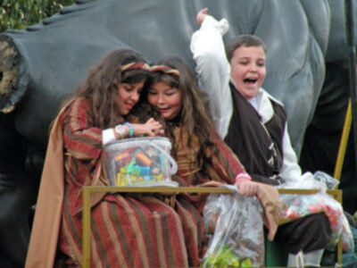 Los Reyes Magos repartieron  ilusión por el barrio de Triana.