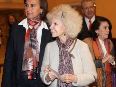 La duquesa de Alba, incansable, presidió desfile de trajes de flamenca a beneficio de nuevo futuro en Sevilla