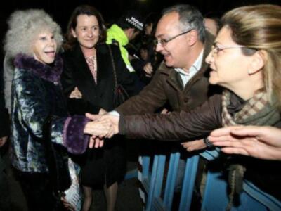 La duquesa de alba recibida en Cáceres como una auténtica estrella