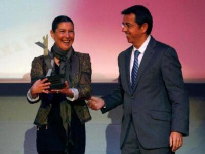  Sara Baras  recogió premio el público acompañada de su madre  