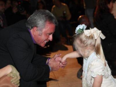 Gloria Camila cumple 16 años sobre la pasarela ante la orgullosa mirada de su padre y su hermano que regreso de Irlanda